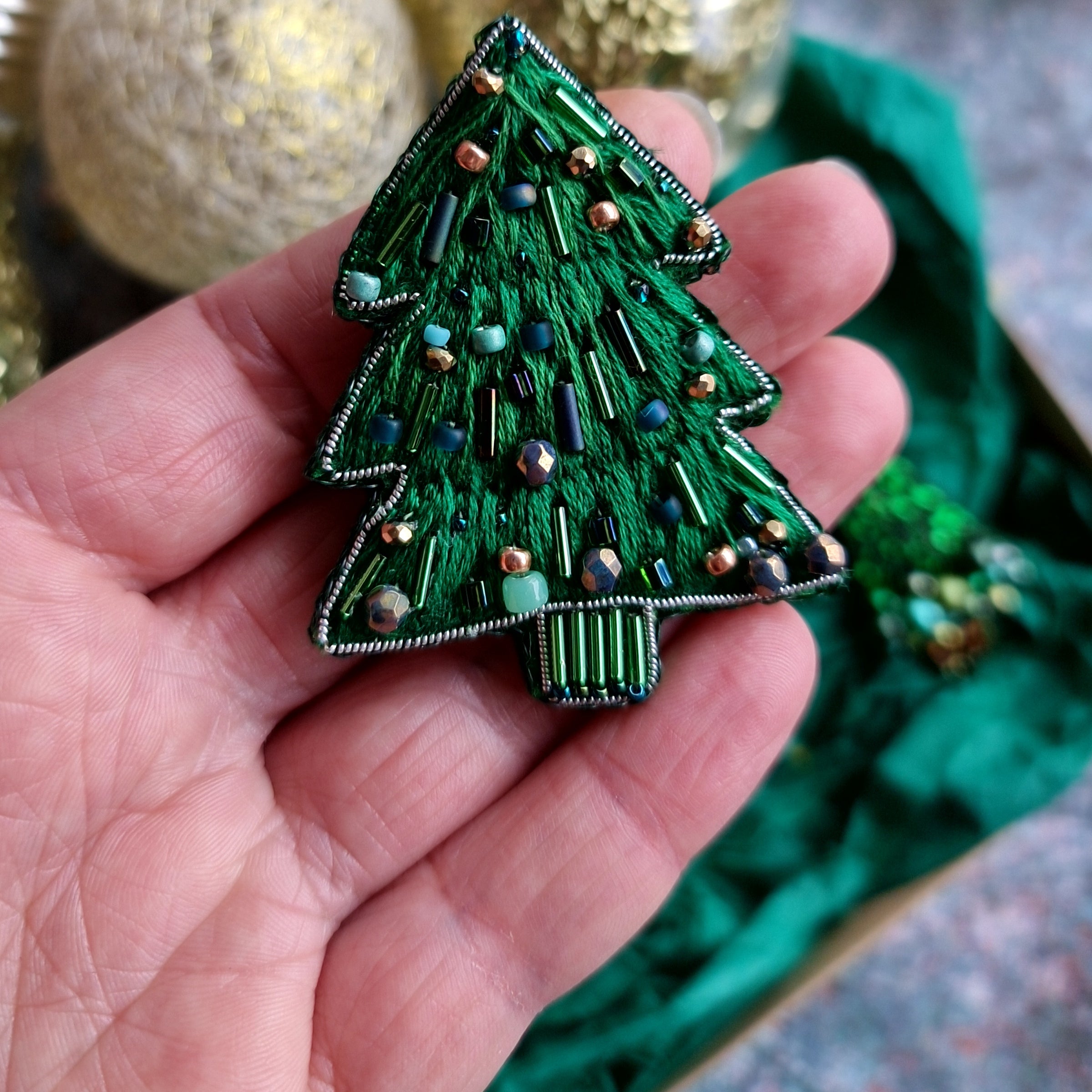 Hand embroidered green Christmas tree brooch decorated with beads and crystals, handmade festive holiday pin, 6 x 5 cm Christmas accessory.