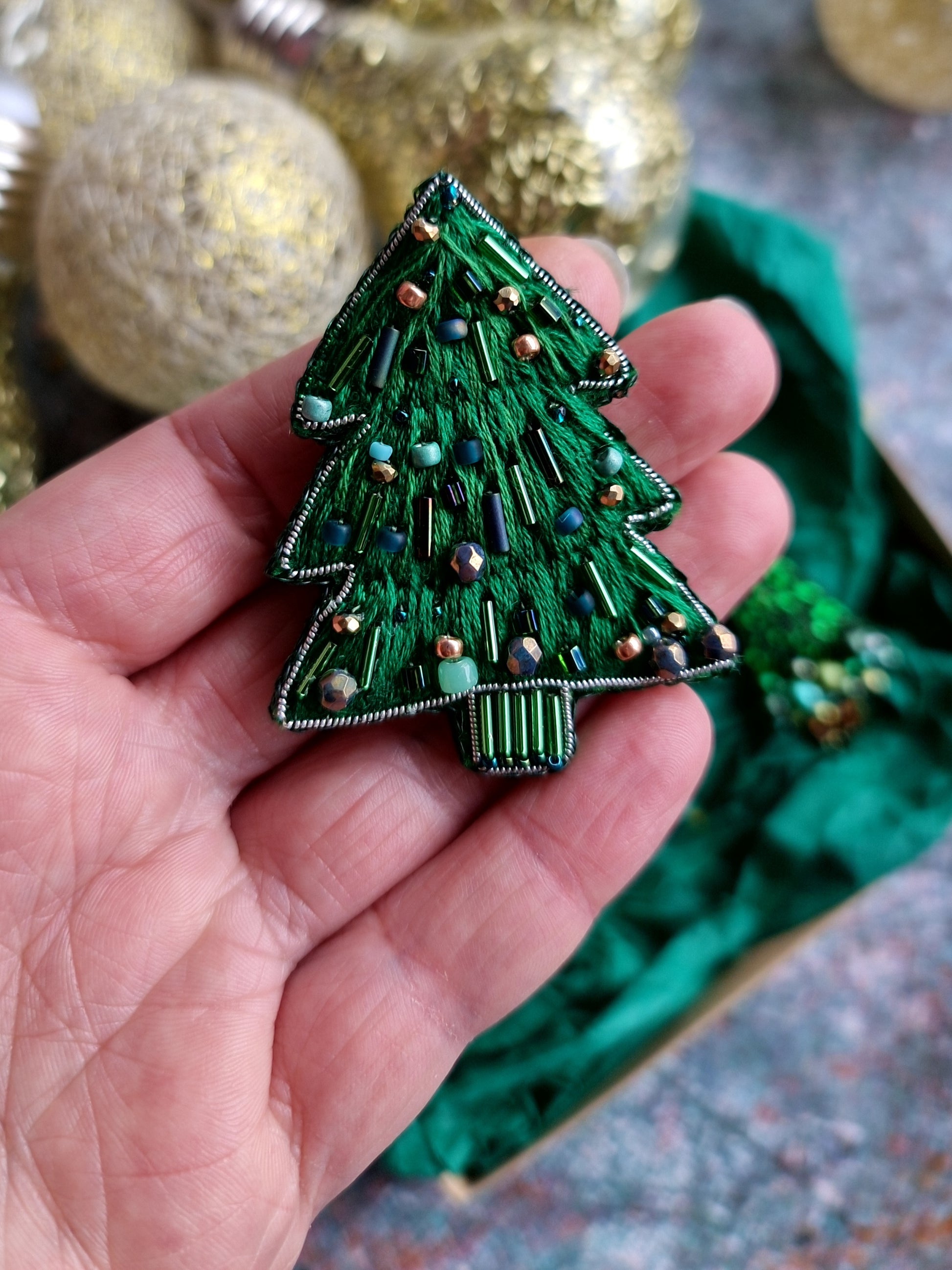 Hand embroidered green Christmas tree brooch decorated with beads and crystals, handmade festive holiday pin, 6 x 5 cm Christmas accessory.