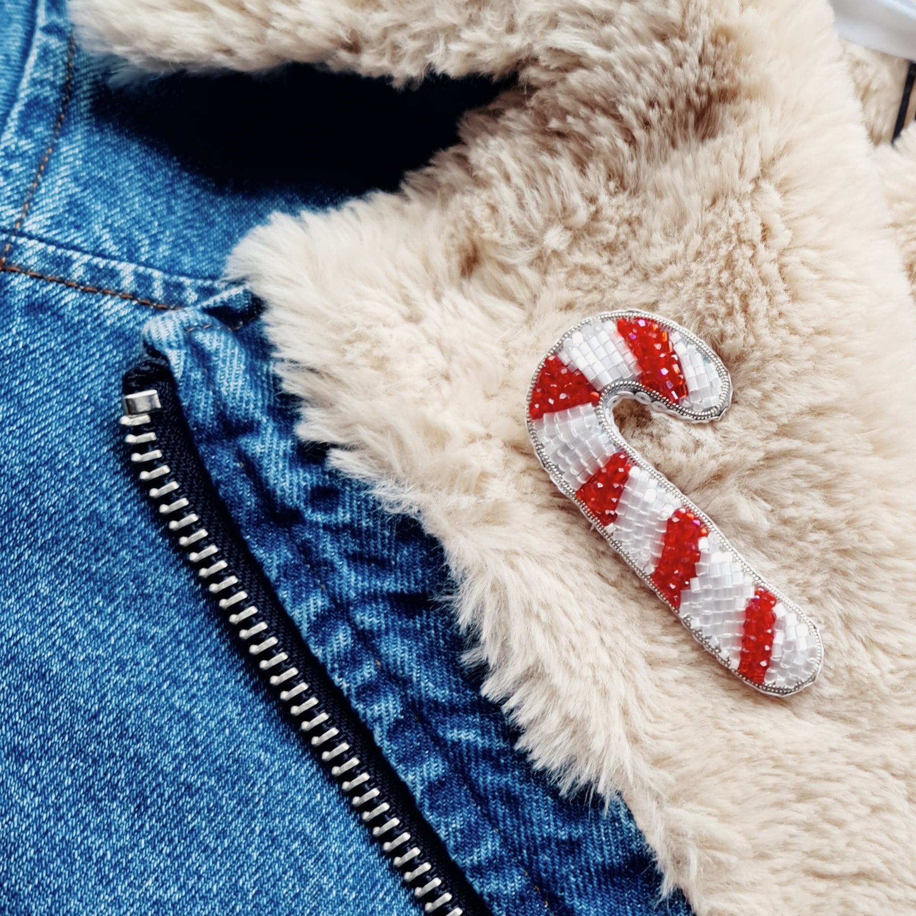 Handmade Christmas candy cane brooch embroidered with red and white beads, festive holiday pin, 8 x 4.5 cm.