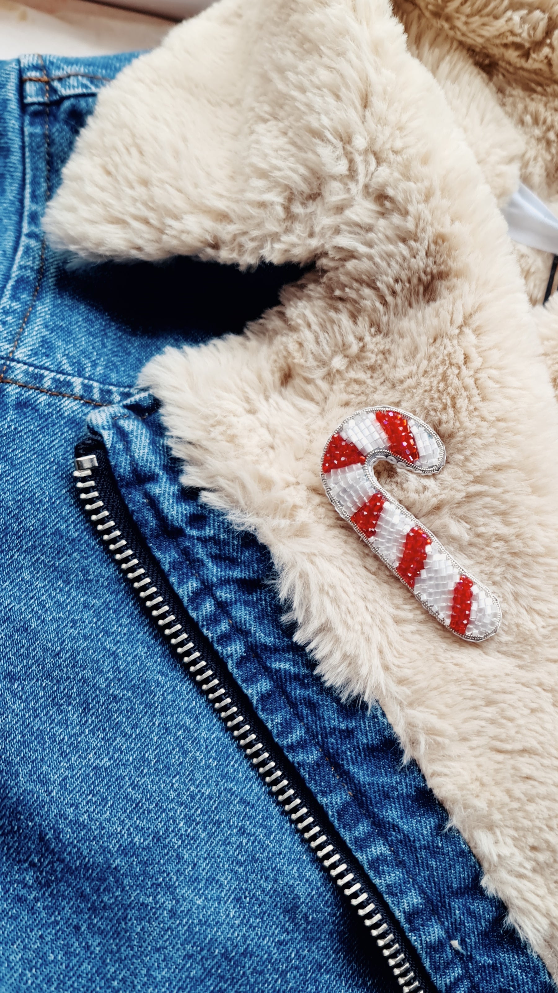 Handmade Christmas candy cane brooch embroidered with red and white beads, festive holiday pin, 8 x 4.5 cm.