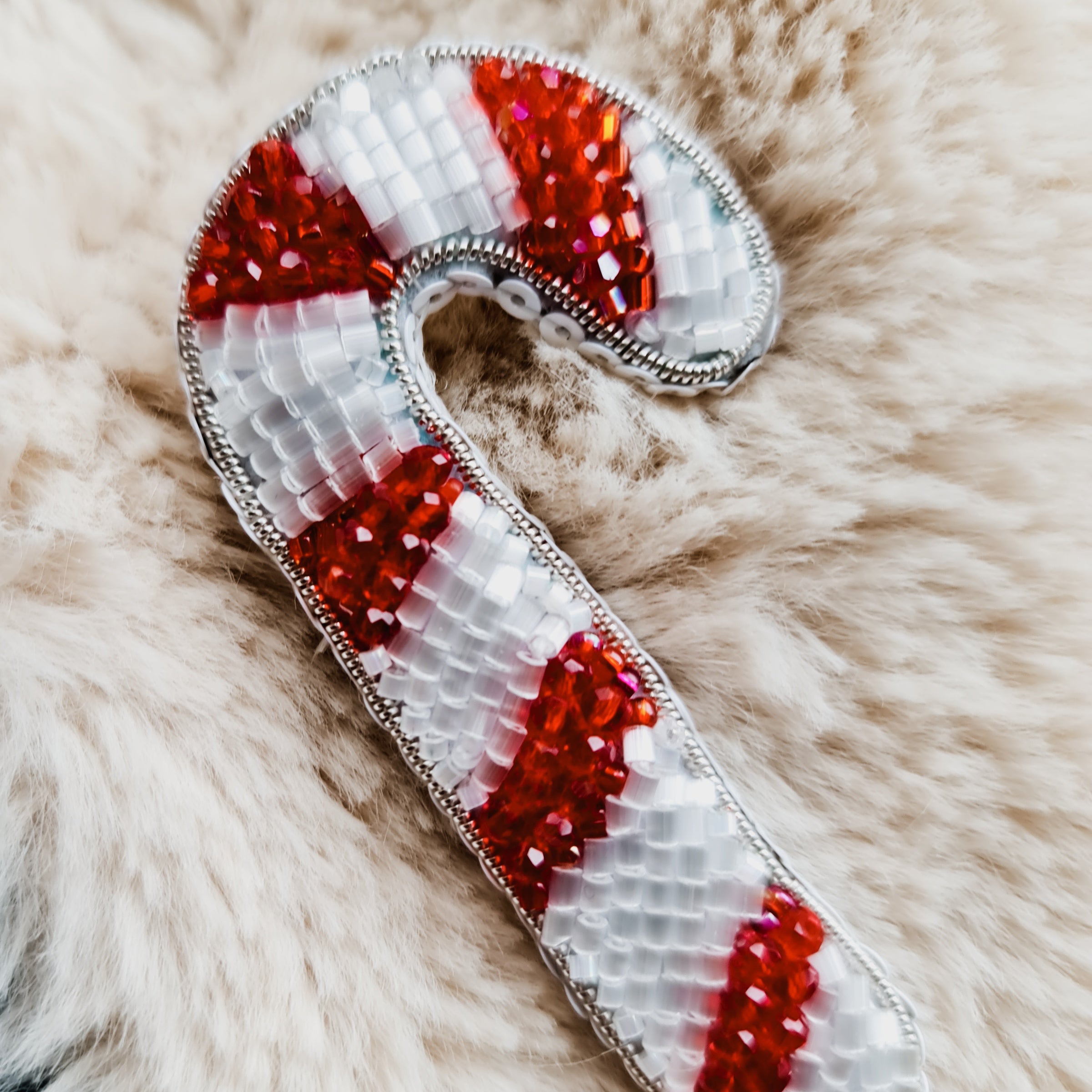 Handmade Christmas candy cane brooch embroidered with red and white beads, festive holiday pin, 8 x 4.5 cm.