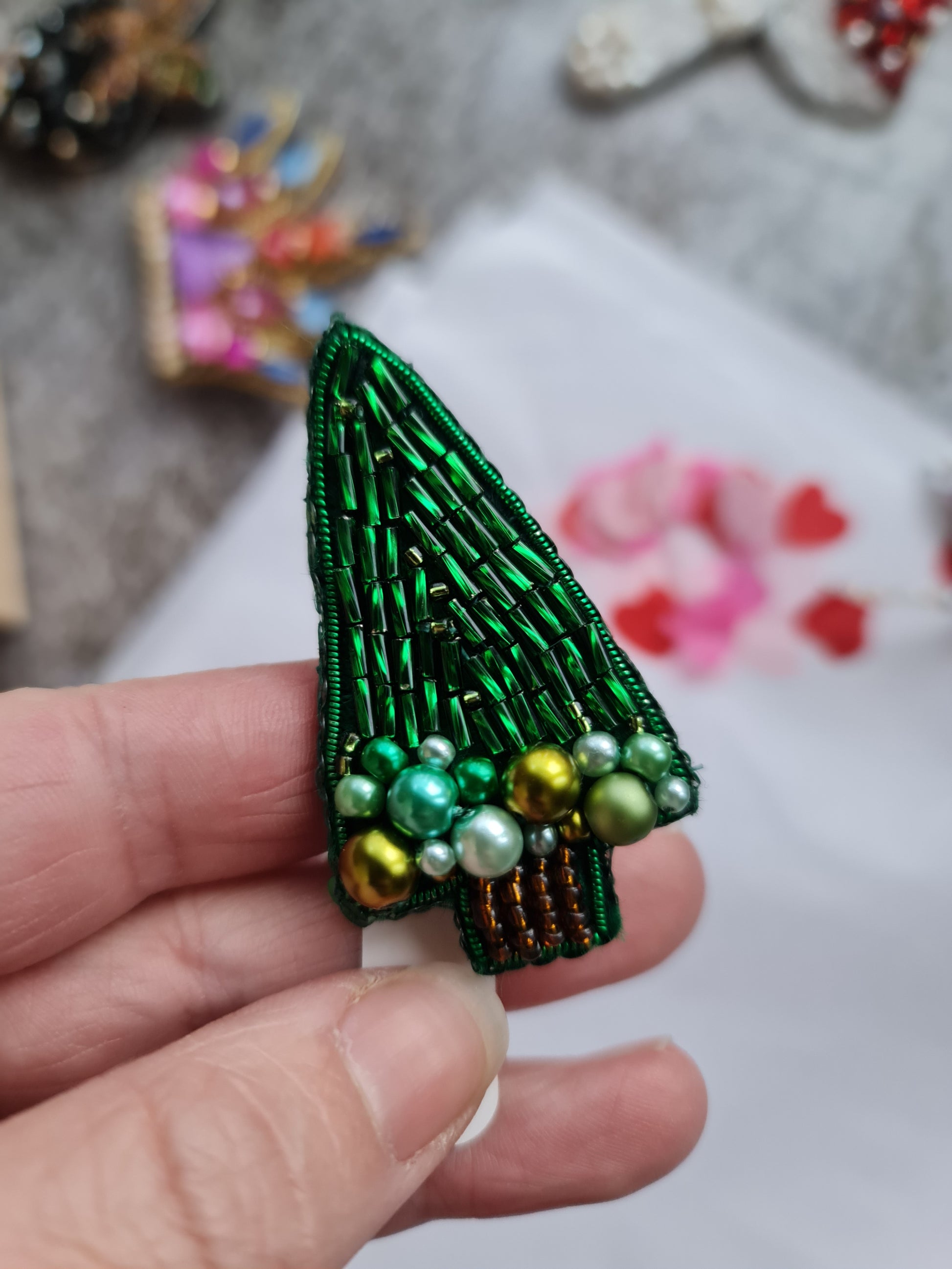 Mini emerald Christmas tree brooch embroidered with green bugle beads, pearls and crystals, handmade holiday pin, 6 x 5 cm.